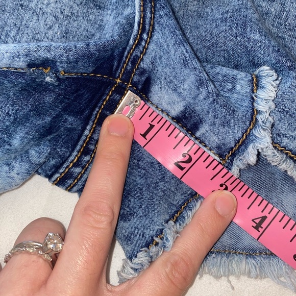 💜Women’s Nicki Minaj Mid Rise Studded Denim Jean Shorts Size 5/6 - Picture 2 of 12